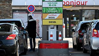 سائق يملأ خزان سيارته في محطة بنزين في مرسيليا ، جنوب فرنسا.
