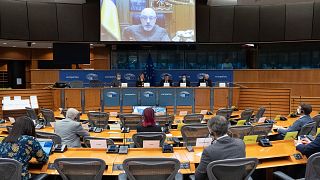  وزير الدفاع الأوكراني أوليكسي ريزنيكوف مخاطبا أعضاء في البرلمان الأوروبي عبر تقنية الفيديو، الخميس، 17 آذار/مارس 2022 