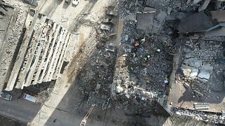 مبنى تأثر بقصف صاروخي في كييف