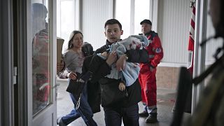 جنگ اوکراین و پدری که فرزند زخمی خود را به بیمارستان منتقل می‌کند