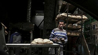 عام في مخبز في القاهرة
