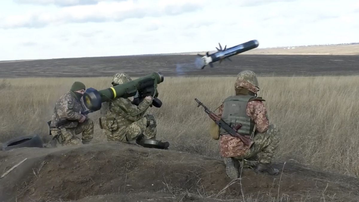 Ukrán katonák amerikai Javelin páncéltörő rakétákkal gyakorlatoznak