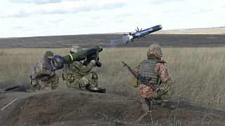 Ukrán katonák amerikai Javelin páncéltörő rakétákkal gyakorlatoznak