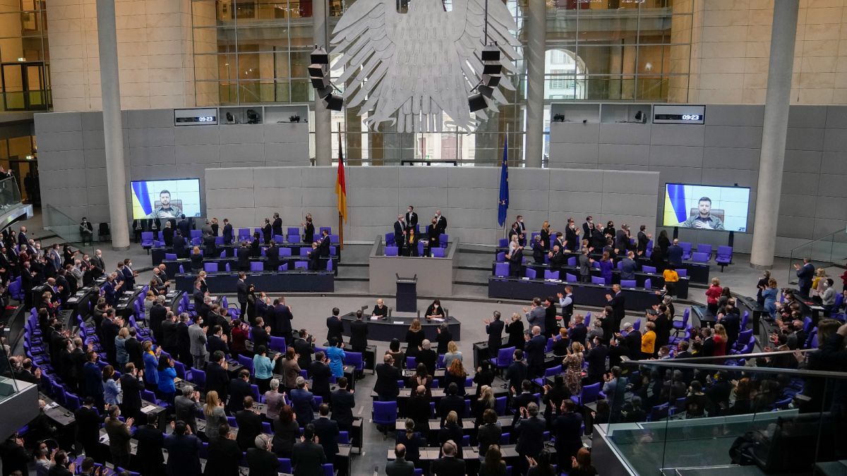 الرئيس الأوكراني فولوديمير يوجه كلمة أمام البرلمان الألماني البوندستاغ.
