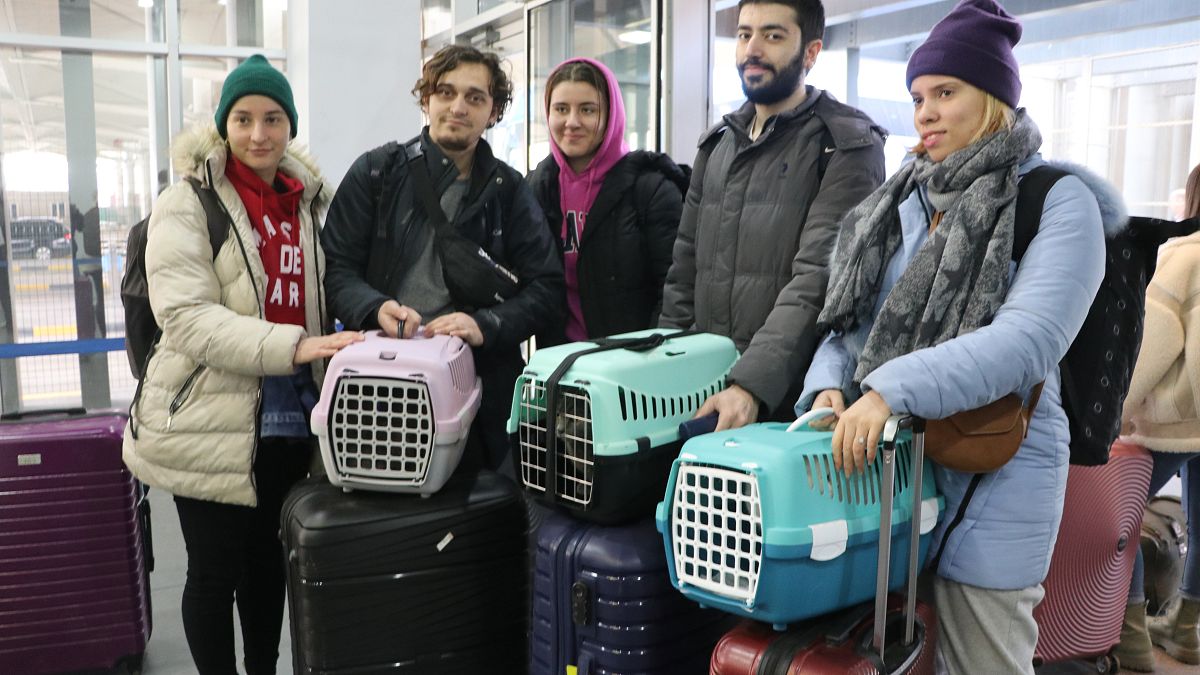 Ukrayna'da eğitim gören öğrenciler evcil hayvanlarıyla Türkiye'ye döndü