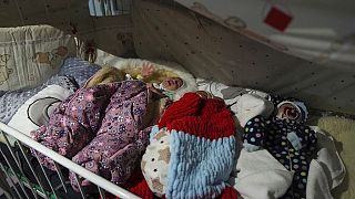 Bebés de barrigas de aluguer ucranianas esperam em abrigos