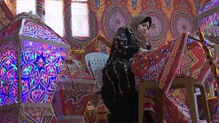 أم فلسطينية تدعم عائلتها من خلال صنع وبيع الفوانيس في مدينة خان يونس بقطاع غزة قبل شهر رمضان