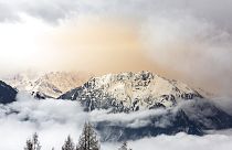عاصفة ترابية فوق جبل لو كاتوني في سويسرا، الثلاثاء 15 مارس 2022