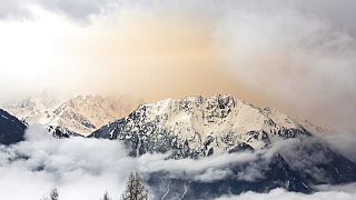 عاصفة ترابية فوق جبل لو كاتوني في سويسرا، الثلاثاء 15 مارس 2022