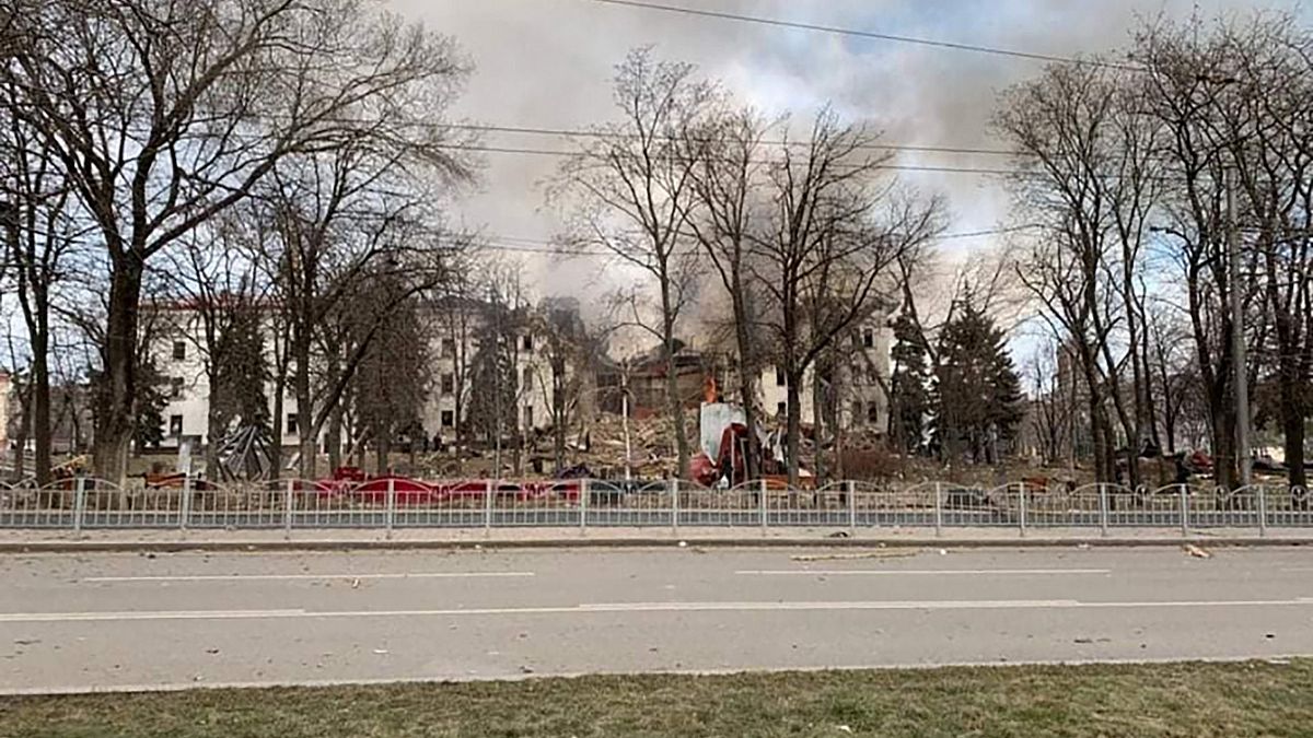 Ucraina, si cercano sopravvissuti al teatro bombardato a Mariupol