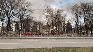 A Donyecki regionális civil-katonai közigazgatás tanács által közreadott felvétel a mariupoli színház orosz bombatámadásban megrongálódott épületéről 2022. március 16-án.