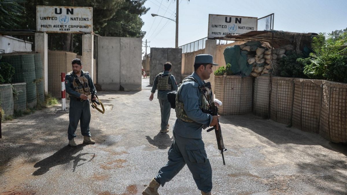Herat ilinin Guzara ilçesindeki BM Afganistan Yardım Misyonu (UNAMA) ofis binasının önünde nöbet tutan güvenlik personeli