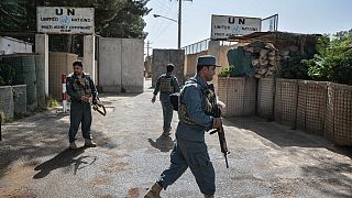Herat ilinin Guzara ilçesindeki BM Afganistan Yardım Misyonu (UNAMA) ofis binasının önünde nöbet tutan güvenlik personeli