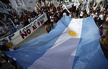 Protesta fuera del Congreso durante la votación de la ley que ratifica el acuerdo con el FMI, Buenos Aires, Argentina 17/3/2022