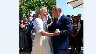 Ministerin Kneissl tanzt auf ihrer Hochzeit mit Wladimir Putin