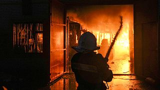 I vigili del fuoco all'opera per spegnere un incendio in un magazzino a Kiev