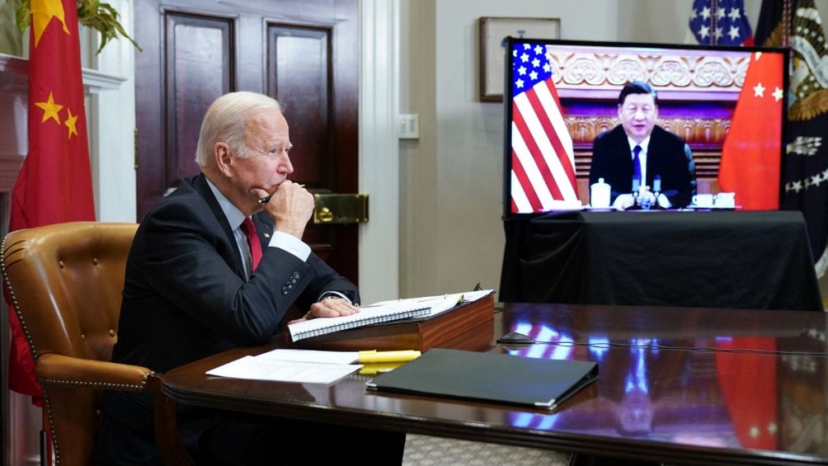  صورة  من الارشيف- جو بايدن مع شي جين بينغ خلال قمة افتراضية من غرفة روزفلت بالبيت الأبيض في واشنطن العاصمة-15 نوفمبر 2021