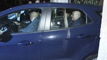 رئيس الوزراء البلغاري السابق بويكو بوريسوف في المقعد الخلفي لسيارة للشرطة أثناء اعتقاله في بانكيا، في ضواحي صوفيا، بلغاريا، الخميس، 17 مارس، 2022.
