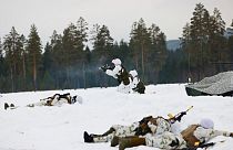  جنود يشاركون في تمرين الانتشار السنوي التابع لقوة الاستجابة لحلف شمال الأطلسي في رينا-النرويج،17 مارس 2022.