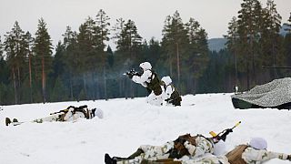  جنود يشاركون في تمرين الانتشار السنوي التابع لقوة الاستجابة لحلف شمال الأطلسي في رينا-النرويج،17 مارس 2022. 