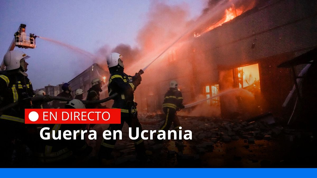 Los bomberos ucranianos extinguen un incendio en un almacén tras un bombardeo en Kiev