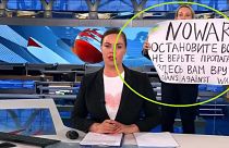 Marina Ovsyannikova élő adásban mutatott a háború és a propaganda ellen tiltakozó feliratot