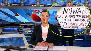 Marina Ovsyannikova élő adásban mutatott a háború és a propaganda ellen tiltakozó feliratot