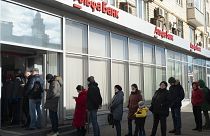 ATM előtt sorban álló moszkvaiak a szankciók bevezetése után