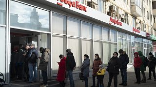 ATM előtt sorban álló moszkvaiak a szankciók bevezetése után