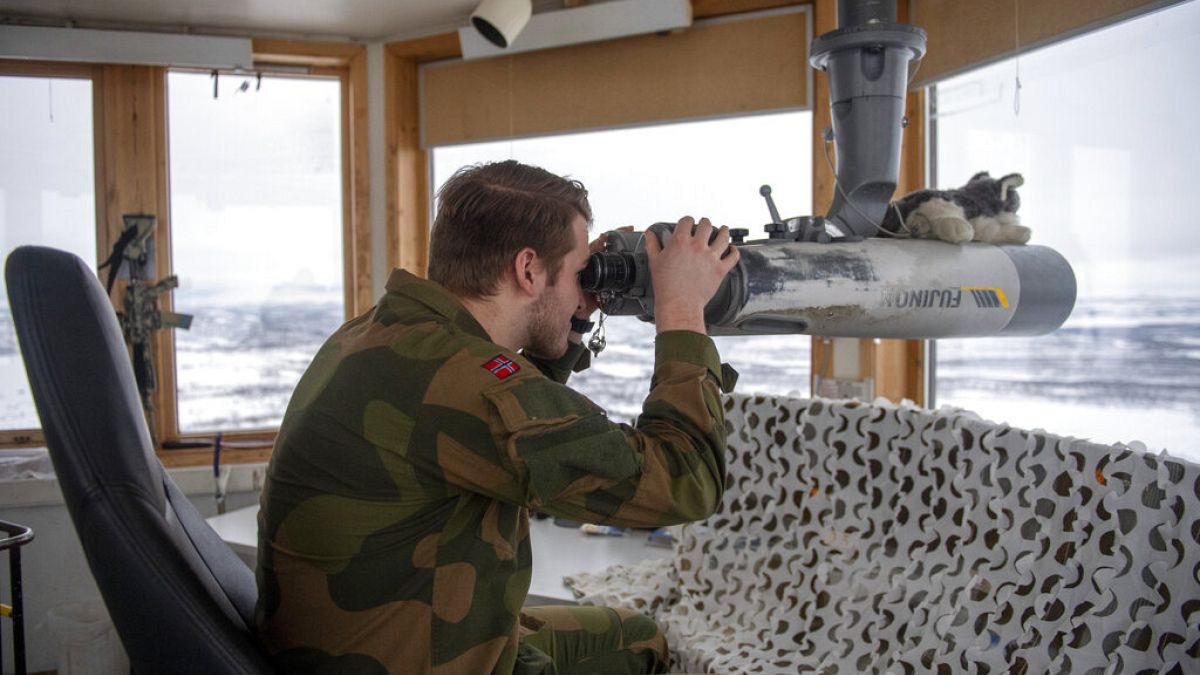 جندي نرويجي على الحدود الروسية-برج مركز مراقبة كوربفيليس في كيركينيس، شمال النرويج، 24 شباط 2022
