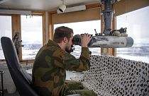 جندي نرويجي على الحدود الروسية-برج مركز مراقبة كوربفيليس في كيركينيس، شمال النرويج، 24 شباط 2022