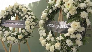 Coronas de flores con los nombres de ambos países afectados por el atentado contra la embajada de Israel en Buenos Aires, Argentina, 17/3/2022