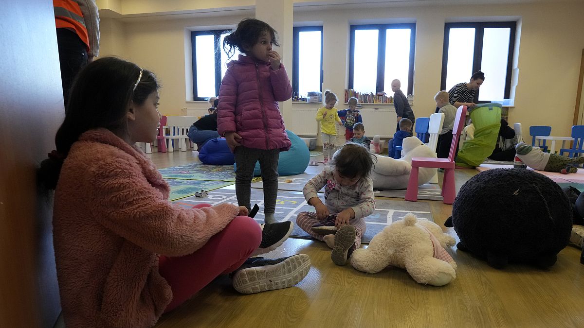 کودکان اوکراینی در حال بازی در یک مرکز استقرار پناهجویان در ورشوی لهستان 