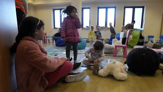 کودکان اوکراینی در حال بازی در یک مرکز استقرار پناهجویان در ورشوی لهستان