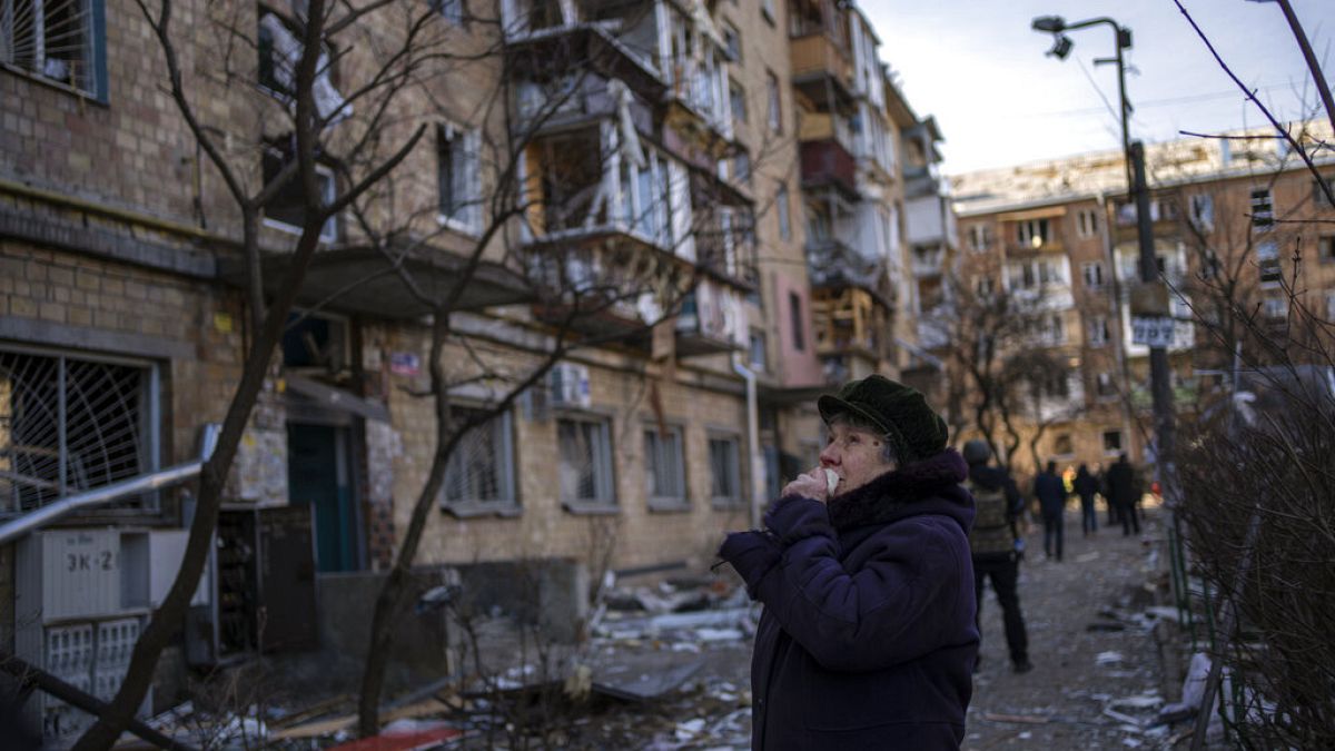 Nach dem russischen Angriff auf eine Wohngegend in Kiew in der Ukraine