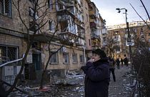 Nach dem russischen Angriff auf eine Wohngegend in Kiew in der Ukraine
