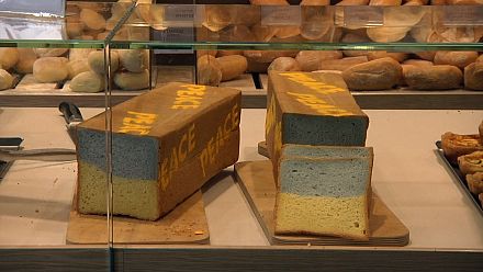 Blue and yellow "Peace Bread" raises funds for Ukrainian refugees