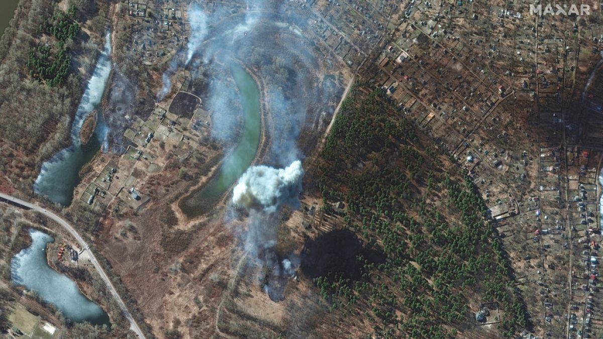 image satellite (Maxar Technologies) montrant des impacts d'artillerie et des champs en feu à Chernihiv, en Ukraine, le 18/03/2022