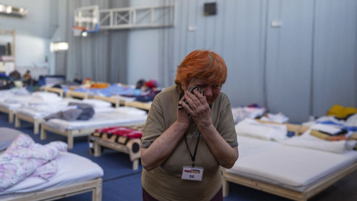 Πολωνία: Ουκρανή πρόσφυγας σκουπίζει τα δάκρυά της