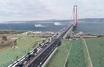 يمتد الجسر المسمى "جاناكالي 1915" على مسافة 2023 مترا بين قارتي آسيا وأوروبا