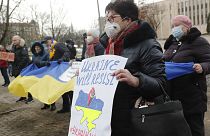 Az Ukrajna elleni orosz támadás ellen tüntetők Lettország fővárosában, Rigában
