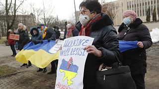 Az Ukrajna elleni orosz támadás ellen tüntetők Lettország fővárosában, Rigában 
