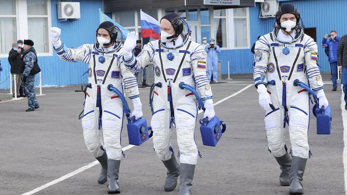 رواد الفضاء الروس الثلاثة قبيل الإقلاع نحو محطة الفضاء الدولية 