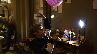 Un niño juega con un globo tras llegar este viernes a la estación Budapest-Keleti.