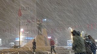 İstanbul'da aralıklarla yağan kar yağışı hayatı olumsuz etkiliyor