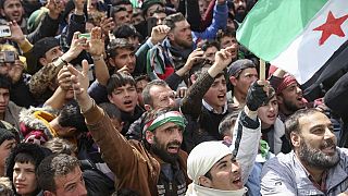 Χιλιάδες κόσμου σε αντιπολεμική διαδήλωση στην Συρία