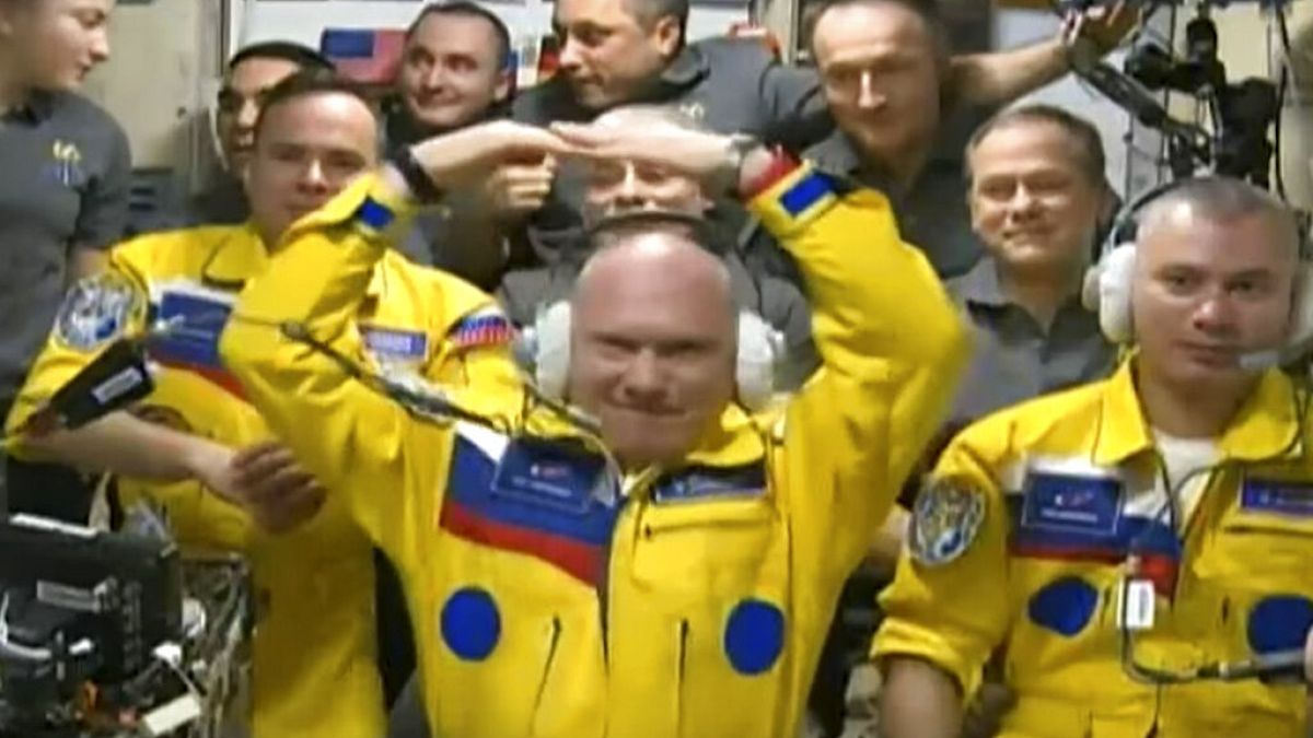 I tre cosmonauti russi accolti dai colleghi sulla Stazione Spaziale Internazionale