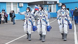 Cosmonautas russos antes do embarque em direção à Estação Espacial Internacional