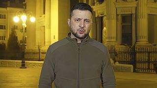 Il presidnete ucraino Zelensky nel suo ultimo video, pubblicato nella notte.