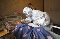 صورة من الارشيف- عامل طبي يأخذ مسحة من أحد السكان لإجراء اختبار فيروس كورونا خلال زيارات منزلية في ووهان، الصين.